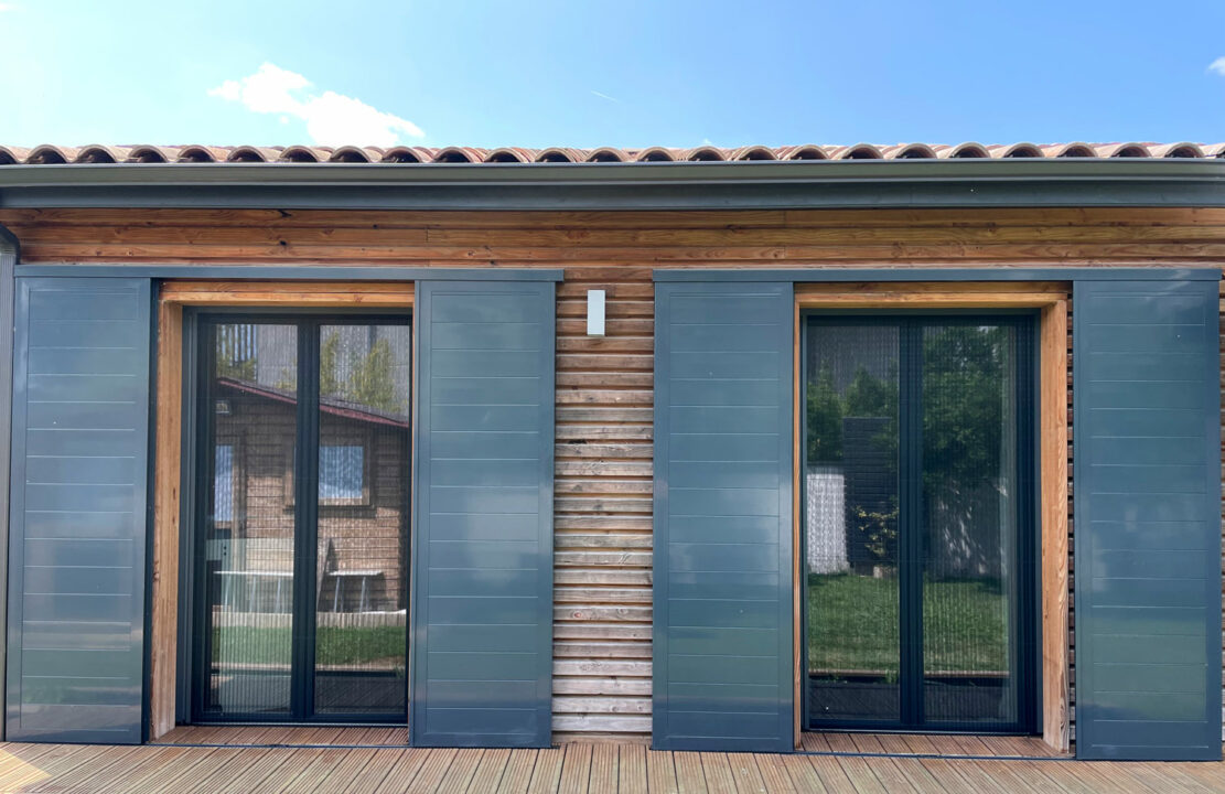 Création et pose de volets en bois sur-mesure